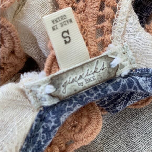 Gimmicks by BKE Cold Shoulder Open Back Embroidered Lace Boho Tunic Top Size S - Picture 8 of 11